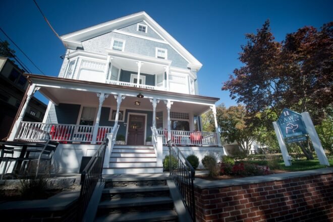 Bed and Breakfast in Newport Paws on Pelham