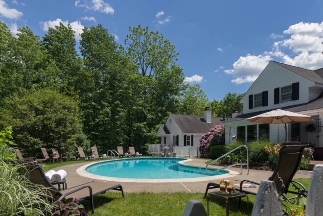 Bed and Breakfast in Newton The Ampersand Inn