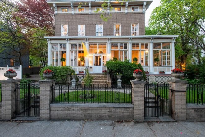 Bed and Breakfast in Brooklyn Akwaaba Mansion