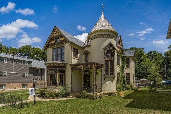 Bed and Breakfast in Mankato Moulin Rouge House Bed & Breakfast