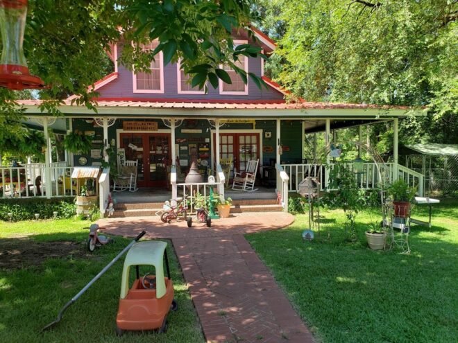 Bed and Breakfast in Goodrich Yellow Rose Cabins