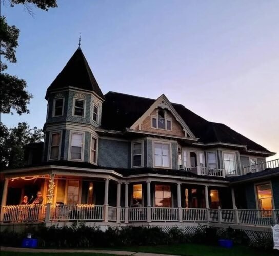 Bed and Breakfast in Soldiers Grove Old Oak Inn Bed and Breakfast, Acorn Lounge, and Reception Hall