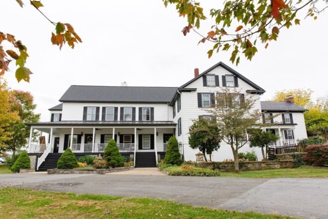 Bed and Breakfast in Round Hill The Manor at Airmont