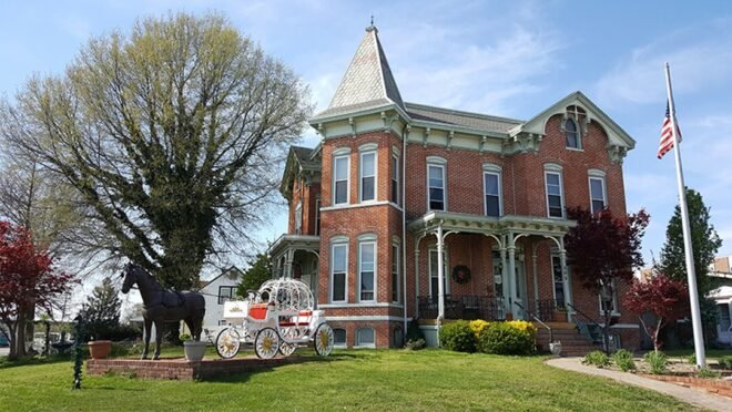 Bed and Breakfast in Metropolis Riverview Mansion