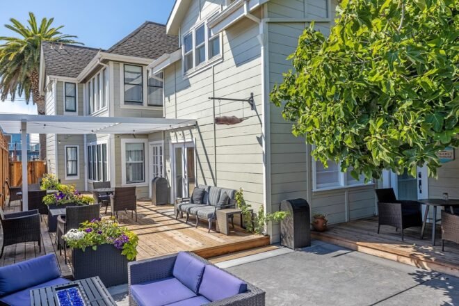 Bed and Breakfast in Half Moon Bay Nantucket Whale Inn