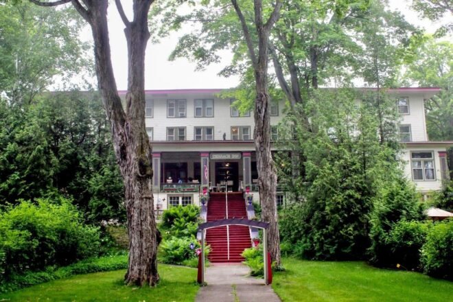 Bed and Breakfast in Petoskey Terrace Inn and 1911 Restaurant