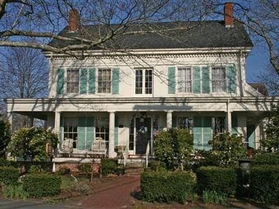 Captain Farris House is a bed and breakfast tucked into the historic Bass River Village of South Yarmouth, Massachusetts