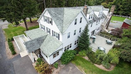 Mountaintop Lodge at Lake Naomi, a bed and located in Pocono Pines, Pennsylvania